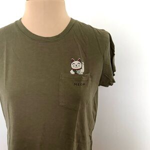 Women's Lucky Cat in Pocket Olive Graphic Tee size M